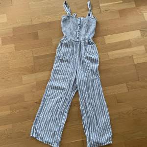 Jumpsuit från Hollister i storlek XS. Använd ett fåtal gånger 