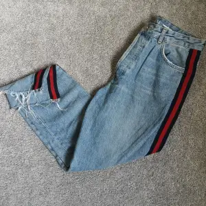 Ett par supercoola jeans med rödblåa streck vid sidorna. I momjeans-modellen och supersköna. I storlek M från never denim (Bikbok) 