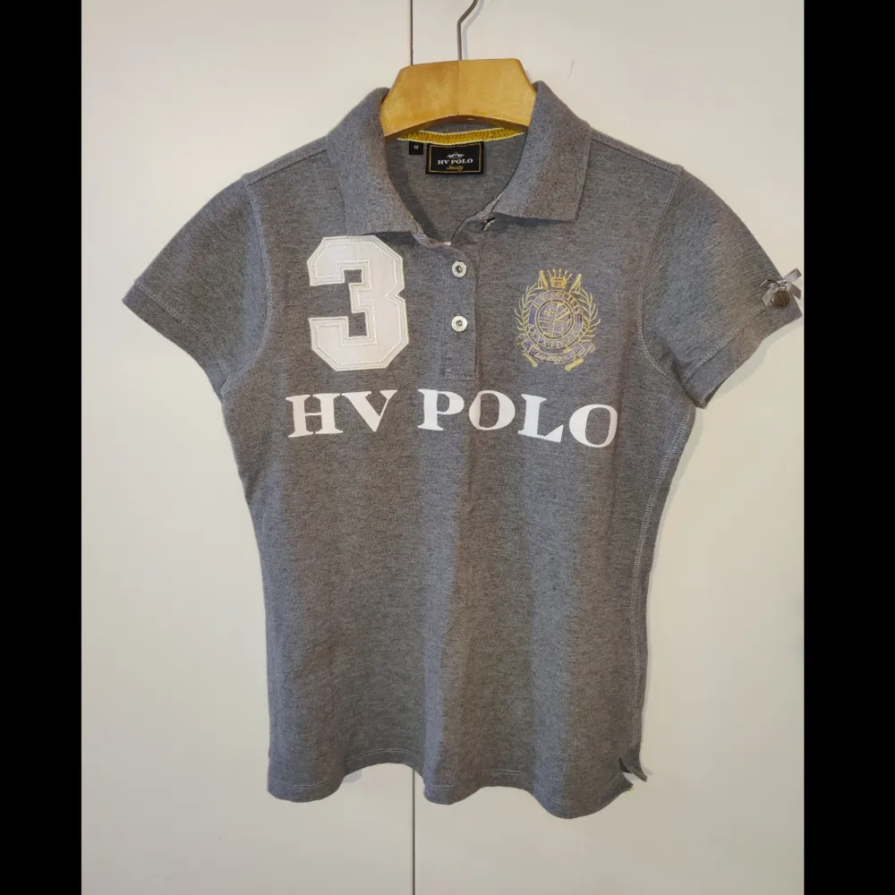 Grå HV Polo Piké t-shirt. Helt ny endast testad. Snygg, skön och perfekt för en dag i stallet 🐴  Pris går absolut att diskutera om vi möts upp🌸  Nypris: 845kr. T-shirts.