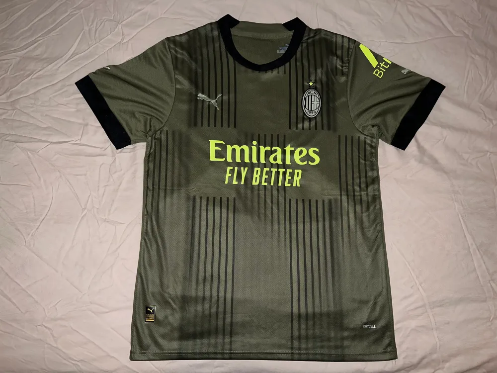 Milan tröja strl M,  lite större i storleken så passar även L. Kopia. T-shirts.