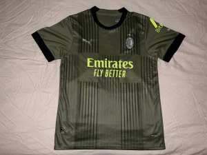 AC Milan fotbollströja - Milan tröja strl M,  lite större i storleken så passar även L. Kopia
