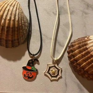 Halloween halsband - 2 halsband perfekta nu inför halloween! Skräm vem du vill med dessa coola halsband🎃👻Pris 15 kr/st eller båda för 25 kr👻👻 Frakten kostar 15 kr och kedjan är ca 43-49 cm🎃👻💀