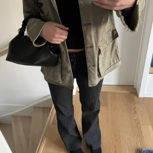 Svarta Jeans  - Ett par svarta raka jeans från Joy i skick 9/10. Står att det är i storlek 42 men det passar på folk som har storlek 36/38. Skriv gärna om du har några frågor! ❤️‍🔥❤️‍🔥