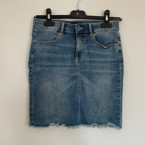 Tunn Jeanskjol - Använd fåtal gånger 