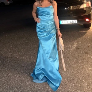 Blå Satin Fest Maxi Klänning - Använd endast en kväll Turkosblå Storlek XS/S Kan hämtas i stockholm eller fraktas