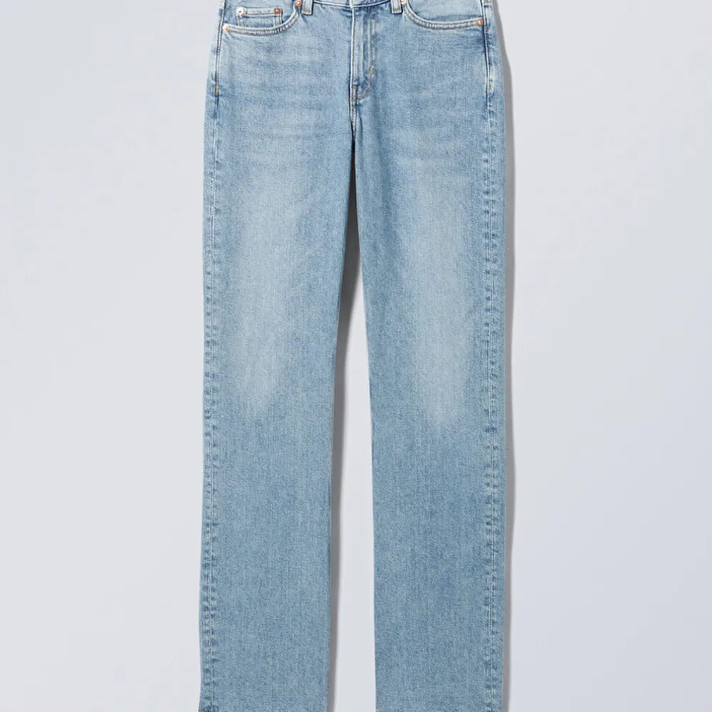 Superfina mid waist jeans i storlek 26, helt oanvända då dom var för stora för mig. Jeans & Byxor.