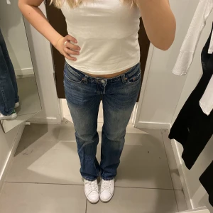 Jeans - Low aisteista arrow jeans från weekday! 