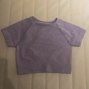 Detta är en cropad tränings tröja i lila ifrån shein, storleken står inte men skulle säga xs/s då det är lite stretchigt material