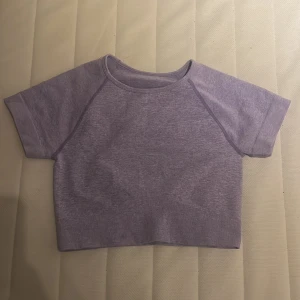 Tränings tröja - Detta är en cropad tränings tröja i lila ifrån shein, storleken står inte men skulle säga xs/s då det är lite stretchigt material