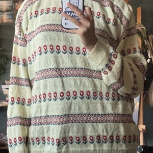 Mysig stickad tröja! <3 - Jättefin höstig stickad tröjans blommigt mönster! Köpt här på plick men inte använd på många år. Sitter ingen lapp på den men sitter bra (lite lösare) på mig som är XS/S. Om du har några frågor är det bara att fråg! <3