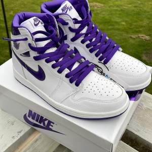 Super snygga Jordan 1 high court purpur i premium läder och inte använda