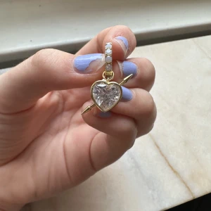 Marianilsdotter örhänge  - Skit snyggt Marianilsdotter inspirerat örhänge från Jackie, ingen skillnad. Revel love earing. Säljer en, nypris 800kr säljer för 350kr.