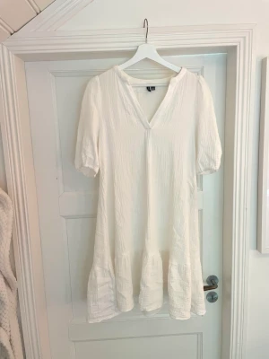 Klänning - Perfekt klänning till alla tillfällen. Är i storlek XS men passar mig som är S/M🩷 Köparen står för frakten (66kr), kan även mötas upp i Göteborg🩵