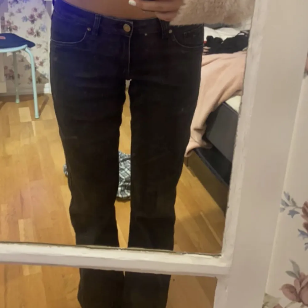 Jeans från H&M i modellen Bootcut Lowwaist. Skriv för fler bilder så löser jag!! Tog bara några så länge!. Jeans & Byxor.