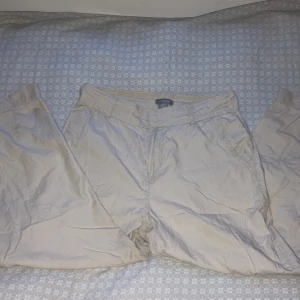 Snygga chinos - Snygga chinos i beige och i storlek 40 I bra skick 7/10 Skriv för fler bilder/info 🫶  