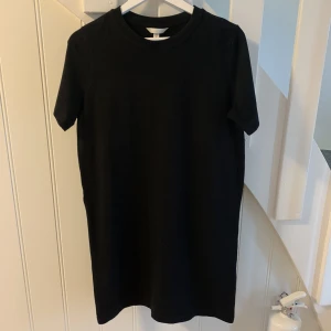 Klänning - Stilren svart klänning från hm, nästan aldrig använd, storlek M men är liten i storleken🤍
