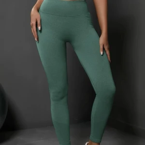 Träningskläder - Träningtights i grön färg. Passar inte mig längre, använda 2-3 gånger bara så dem är som nya. Storlek s. 