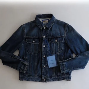Acne Studios Denim Jacket - Säljer en helt ny Acne studios denim jacka Blå konst! Den är självklart äkta och köpt för 3095kr! Helt ny aldrig använd! Lappen kvar!⭐️ Säljer för mindre än halva priset! Perfekt i höst och vinter! Fler bilder i DM och kan gå ner i pris vid snabb affär! 🙌⭐️