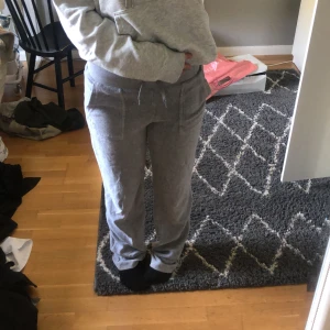 Gråa juicy byxor - Säljer nu mina gråa juicy couture byxor för att jag tycker inte att de sitter så bra på mig längre och de är lite för långa. Köpte de från juicy coutures hemsida för ett tag sen. Båda silver grejerna vid snörerna är borta. De är även smutsiga längst ner.