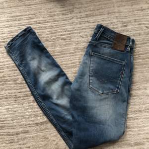 Riktigt stiliga replay Anbass jeans i mycket bra skick och slimfit passform