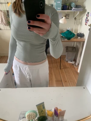 Mint-turkos långärmad tröja  - Långärmad tröja med skrynklad-spets. Superfin att ha nu på hösten!  Hyfsat skick men den är lite nopprig, säljer då den inte kommer till användning längre.