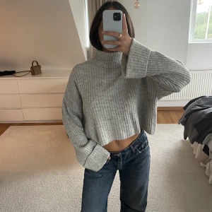 Grå stickad tröja  - Grå, stickad polotröja från Gina Tricot