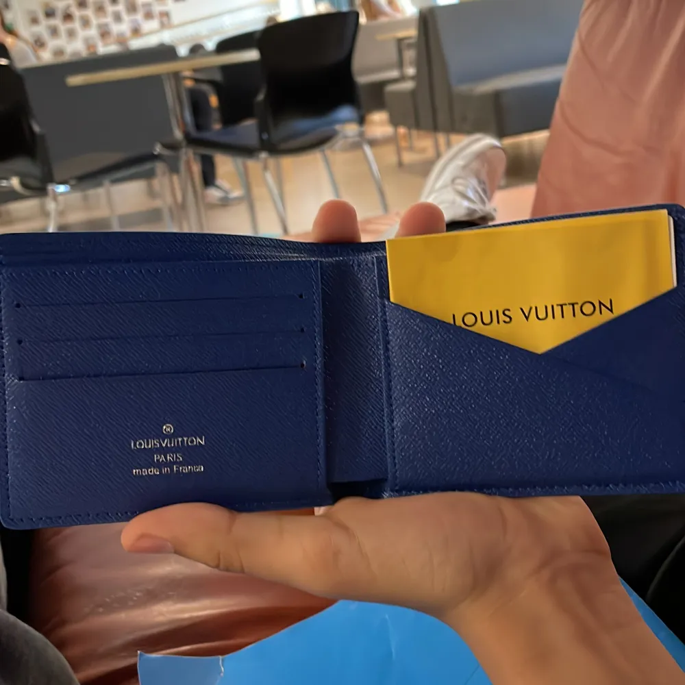 Ingen användning till denna feta LV plånboken Priset kan diskuteras . Väskor.