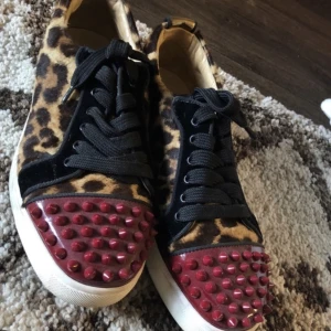 Intresse koll Loubs  - Christian Louboutin sneakers bra skick