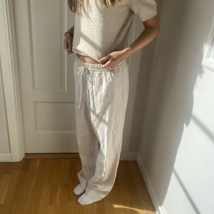 Linne byxor  - Säljer dessa perfekta linnebyxor. Jag är 173cm och dom är långa. De är i bra skick och har inga slitningar. Tveka inte att skriva om du har en fråga. 