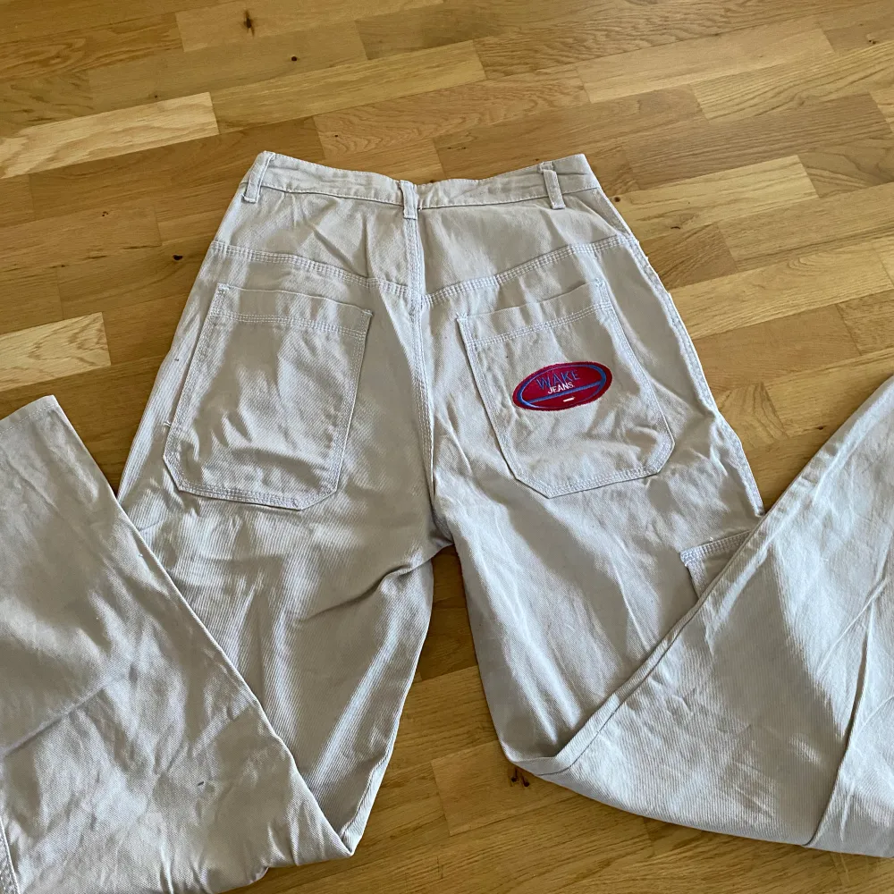 dom är ifrån shein, ganska stora. använda max 3 gånger. köpta för 279kr. kan gå ner i pris. köparen står för frakt. . Farkut & Housut.