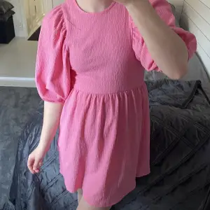 Säljer denna superfina rosa klänningen från Gina Tricot💕 Avänd 2-3 gånger så i ett mycket fint skick!