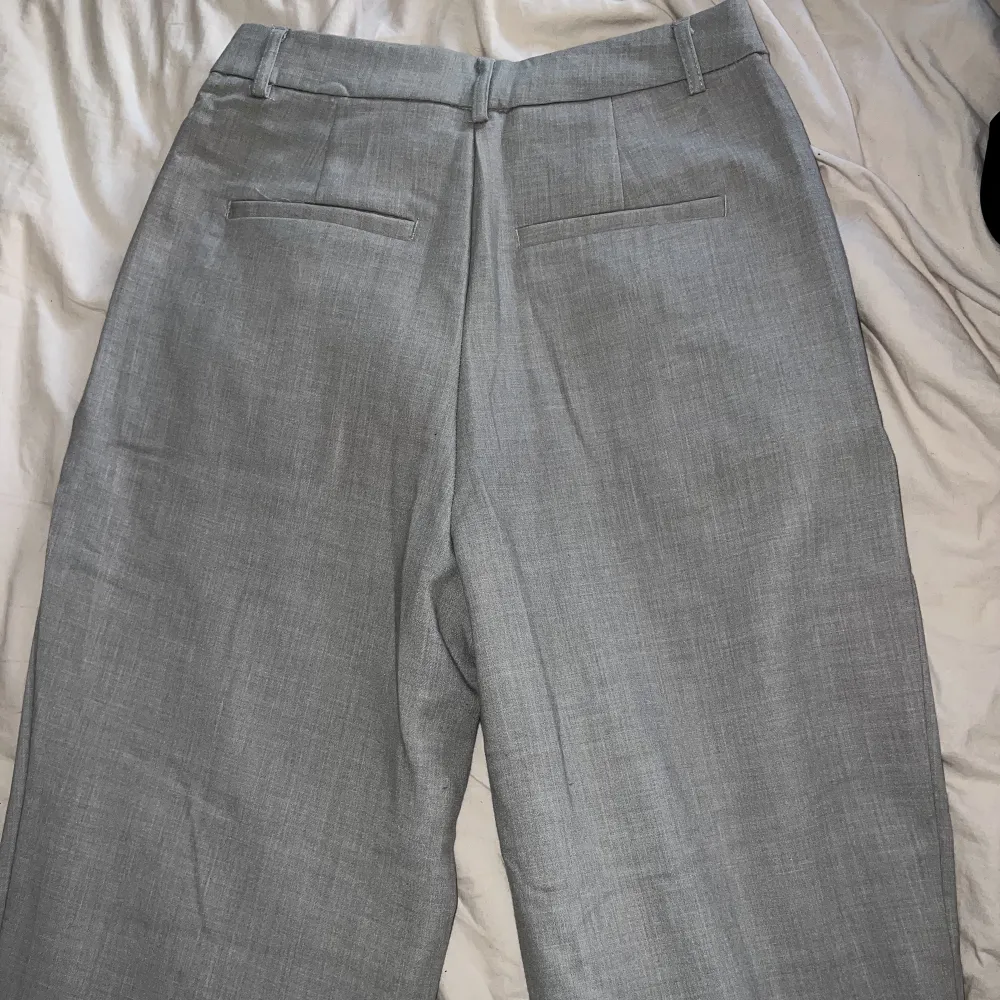 Knappt använda gråa raka kostymbyxor från stradivarius i storlek 36. Nypris 399kr. Pris kan diskuteras☺️. Jeans & Byxor.