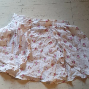 linnekjol - supergullig linnekjol som tyvärr är för liten för mig. fin på sommaren, kan användas som strandkjol