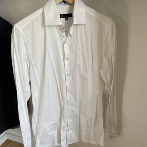 Säljer denna långärmade vita skjorta i väldigt bra skick, perfekt till sommaren! Säljs då den tyvärr inte kommer till användning, därav även ostruken, men stryks självklart innan den fraktas. Hör av er vid fler bilder & frågor, pris går att diskutera 😇😇