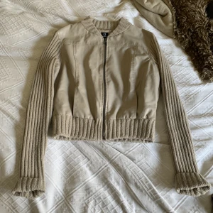 Vårjacka  - Fin vår- höstjacka sitter bra på mig som vanligtvis bär storlek S. Har små repor i konstlädret se sista bilden. 🤎🤎