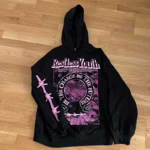 Stor tjocktröja med tryck - Baggy tjocktröja med lila/rosa tryck!! Sälj för den inte passar min stil🤍 Storlek XS men är baggy :) Kontakta för frågor!!