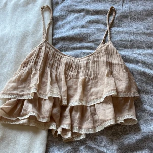 Linne - Linne med volanger!!💓köpt second hand (märke:Zara) 