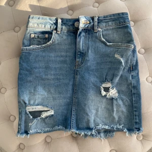 Jeanskjol  - Kort jeanskjol från Gina tricot i storlek 34. Högmidjan och figurnära, inga skavanker. 