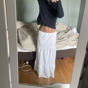 Långkjol - Säljer denna lågmidjade långkjol perfekt till sommaren!