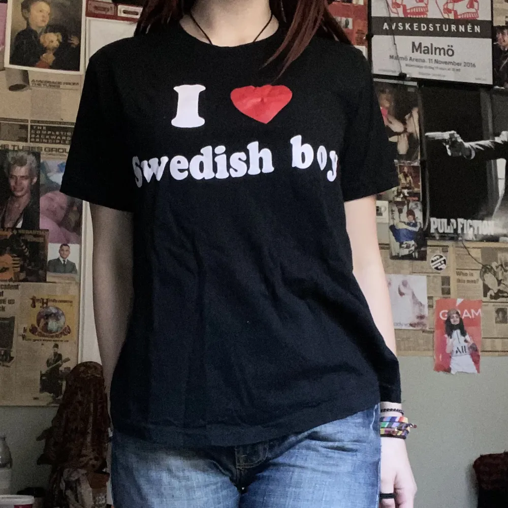 Kul tshirt med ”I ❤️ SWEDISH BOY” tryck! Storlek m och passar mig som vanligtvis har s/m. Om man vill ha den tightare kan man göra en ”orreknut” (första bilden)💞. T-shirts.