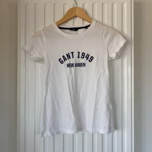 Vit T-shirt med tryck från Gant i bra skick. I storlek Xs men funkar som S!