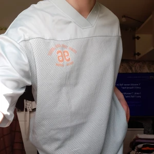 Oversized t-shirt - Oversized t-shirt med hål, så en sorts träningströja. Tom & Jerry tryck på ryggen i fint skick. Storlek XS men psssar även S och M. Inga tecken på användning, men en del använd💕🌸