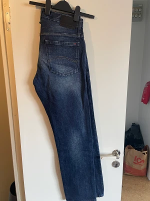 Tommy Hilfiger jeans marinblå straight 33/32 - Skick: 7/10 Storlek: 33/32 Ord.pris 1000kr Säljs för att jag tömmer garderoben och behöver inte dessa!