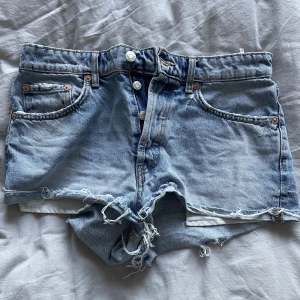 Zara mid Rise shorts  - Säljer pga för små❤️fint skick och köpta för 400kr förra sommaren, skriv vid frågor!