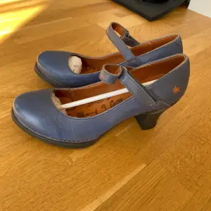 Helt nya och oanvända skor från the art company i st 39. Härlig blå färg i äkta skinn. Nypris: 900 kr