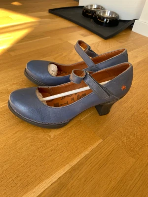 The art company - klacksko - Helt nya och oanvända skor från the art company i st 39. Härlig blå färg i äkta skinn. Nypris: 900 kr