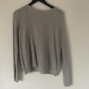 Grå stickad tröja - Grå stickad tröja med dragkedja där bak Storlek S men passar M💕 Frakt kostar 66kr!