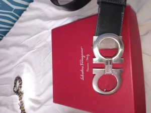Äkta ferragamo skärp - Ett silvrigt ferragamo skärp. Själva skärpet är gjort av ko skinn och är i väldigt bra skick. Har även certifikat till skärpet.