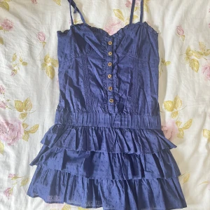 Volangklänning  - Helt perfekt volangklänning med spetsdetaljer, så fin till sommaren 😍 jättebra skick och axelbanden är justerbara. Passar s/m och ngn över 160. Möts upp på Östermalm eller fraktar 