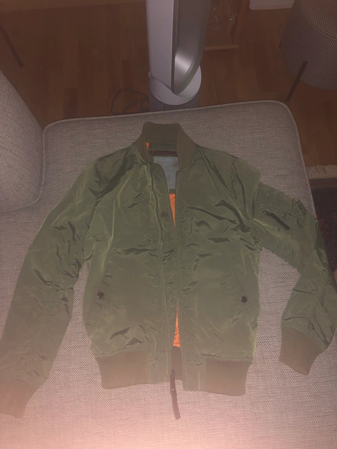 Grön Alpha industries jacka för tjejer